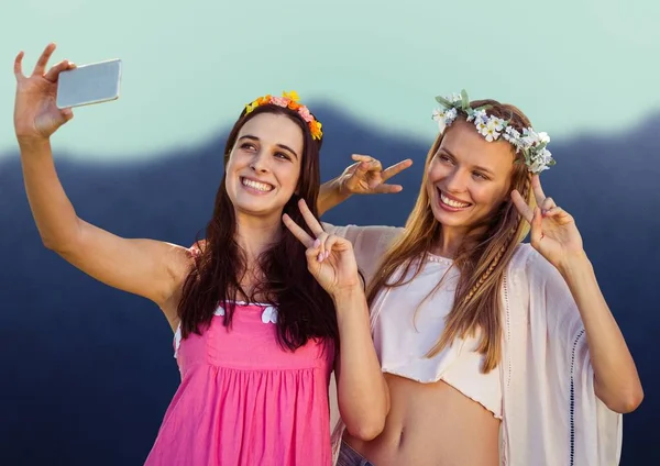 Hippie meninas tomando selfie contra a montanha embaçada — Fotografia de Stock