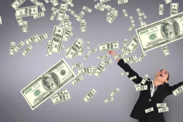 İş kadını para yağmur mor arka plan bakarak heyecanlı