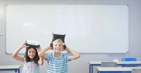 Dzieci z Vr słuchawki uśmiechający się przeciwko klasie — Zdjęcie stockowe