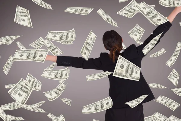 Mujer de negocios emocionada con lluvia de dinero sobre fondo púrpura — Foto de Stock