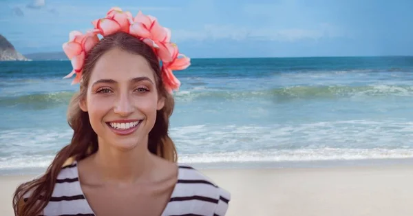 Nahaufnahme einer Millennial-Frau mit Blumen im Haar am Strand — Stockfoto