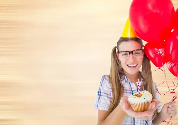 Bin yıllık kadınla balonlar ve cupcake bulanık krem arka plan — Stok fotoğraf