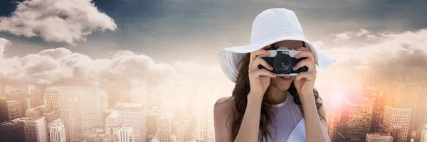 Крупним планом тисячолітню жінку з камерою проти горизонту з хмарами — стокове фото