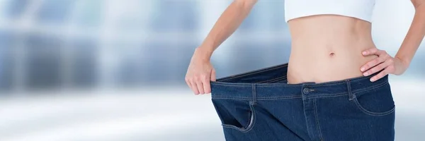Slim donna sana tenendo grandi pantaloni raccordo — Foto Stock