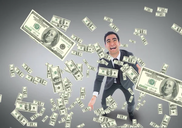Izgatott üzletember keresi a pénzt eső szürke háttér — Stock Fotó