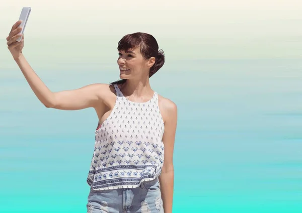 Bin yıllık kız selfie karşı açık mavi renkli alarak yaz giysileri — Stok fotoğraf