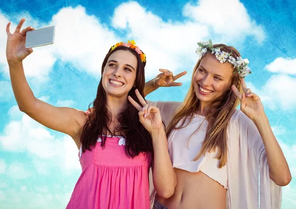 Hippie meninas tomando selfie contra céu nublado — Fotografia de Stock