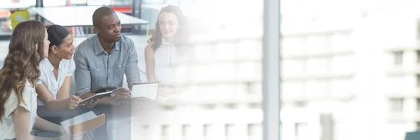 Geschäftsleute treffen sich mit Übergangseffekt — Stockfoto