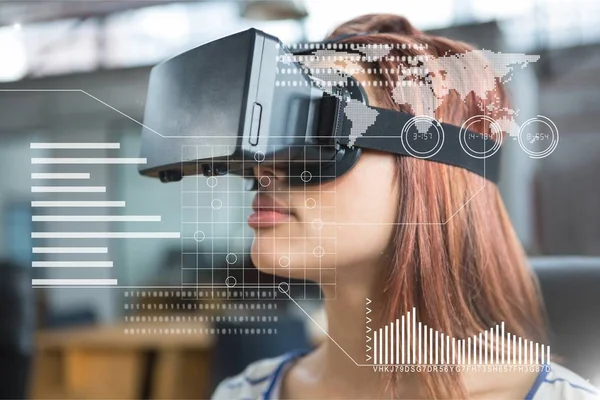 Femme en VR casque debout derrière l'interface — Photo