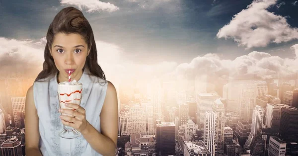 Bin yıllık kadın manzarası ile bulutlar karşı milkshake içme