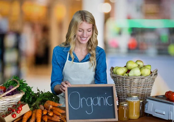 Propietario de negocios con alimentos orgánicos contra fondo borroso — Foto de Stock