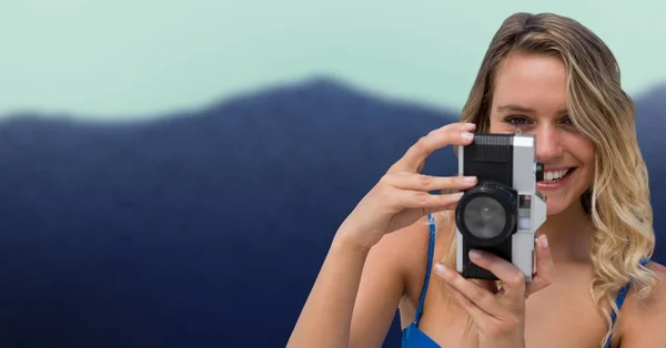 Close up de mulher milenar com câmera contra a montanha embaçada — Fotografia de Stock