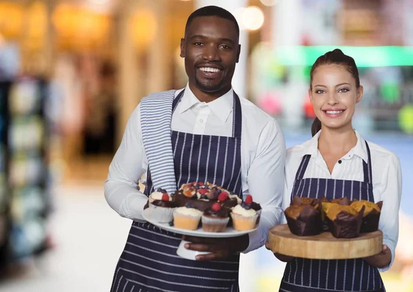 Proprietari del ristorante con torte sullo sfondo sfocato — Foto Stock