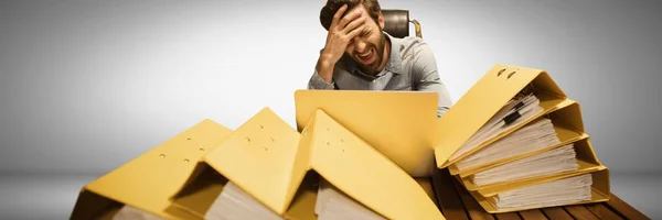 Homem estressado e cansado com muita tabela de arquivos — Fotografia de Stock