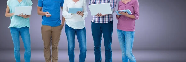 Grupo de pessoas de pé com laptops — Fotografia de Stock