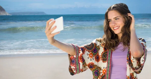 Millennial menina tomando selfie contra a praia — Fotografia de Stock