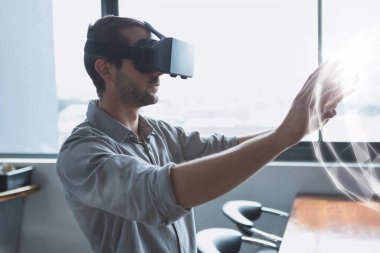 Adam bir 3d küre arabirimi dokunmadan Vr kulaklık