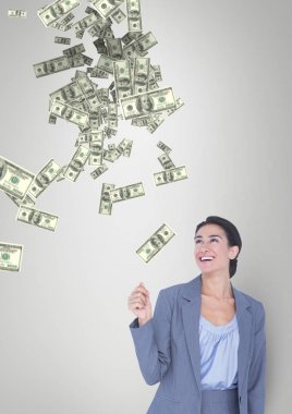 Beyaz arka plan karşı para yağmur bakarak mutlu iş kadını