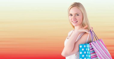 Alışveriş torbaları bulanık kırmızı ve turuncu arka plan ile