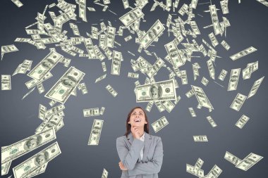 Para yağmur mavi arka plan karşı bakarak sürpriz iş kadını