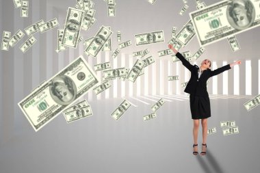 İş kadını para yağmur beyaz arka plan bakarak heyecanlı