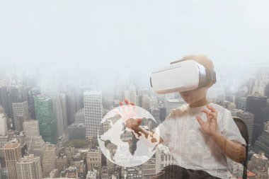 Çocuk gezegen şehir arka plan karşı dokunmadan Vr kulaklık