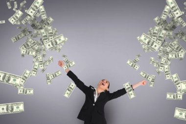 İş kadını para yağmur mor arka plan bakarak heyecanlı