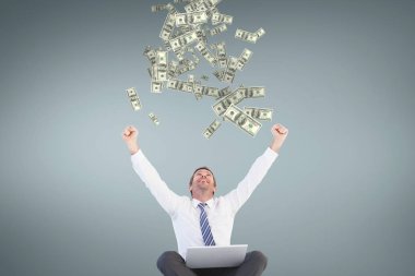 Para yağmur mavi arka plan karşı bakarak iş adamı heyecanlı