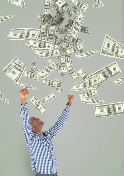Захоплений бізнесмен дивиться грошовий дощ на сірому фоні — стокове фото
