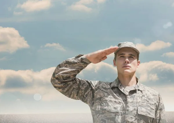 Soldat man höja arm mot himmel bakgrund — Stockfoto