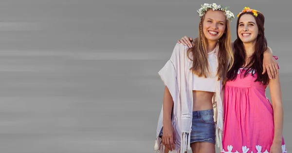 Hippie kvinnor mot suddiga grå bakgrund — Stockfoto