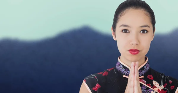 Nahaufnahme von Geisha-Händen zusammen gegen verschwommenen Berg — Stockfoto