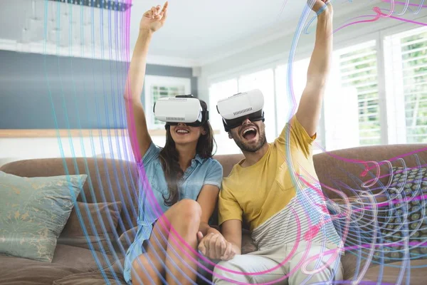 Casal feliz no fone de ouvido VR olhando para interfaces de luzes — Fotografia de Stock