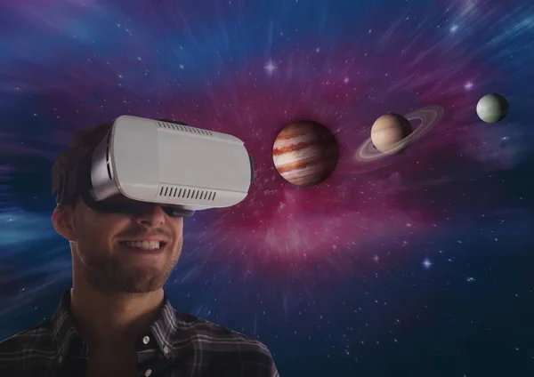 Felice uomo in VR auricolare guardando pianeti 3D sullo sfondo della galassia — Foto Stock