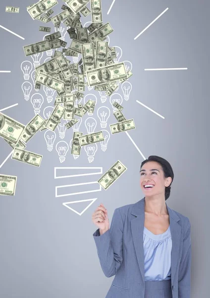 Щаслива бізнес-леді дивиться на грошовий дощ проти — стокове фото