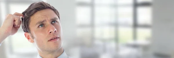 Denkender Mann mit Fensterübergang — Stockfoto