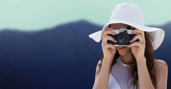 Close up van duizendjarige vrouw in zomer hoed met camera tegen wazig berg — Stockfoto