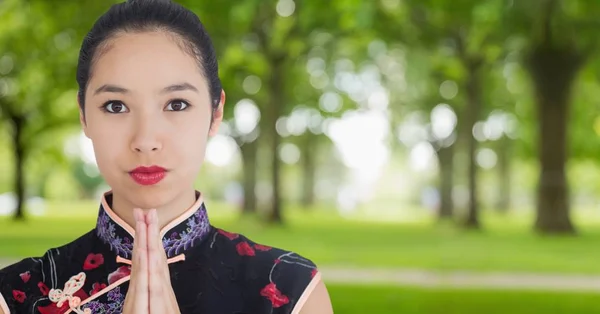 Primer plano de las manos de geisha juntas contra los árboles verdes borrosas — Foto de Stock