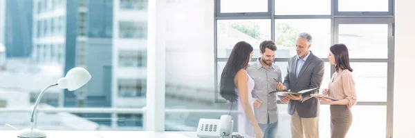 Menschen unterzeichnen Papierabkommen — Stockfoto