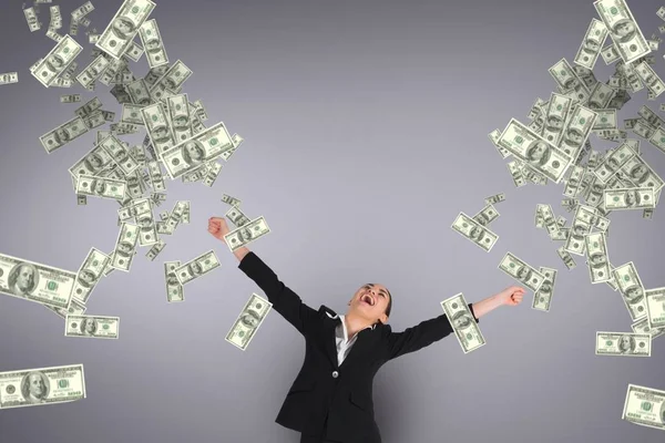 İş kadını para yağmur mor arka plan bakarak heyecanlı