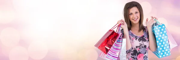 Nő, bevásárló táskák, és csillogó fények bokeh átmenet — Stock Fotó