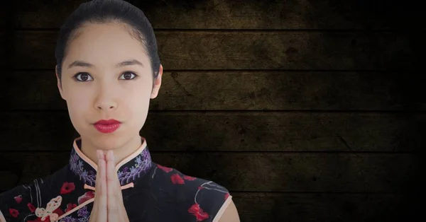 Nahaufnahme von Geisha-Händen zusammen gegen dunkles Grunge-Holz — Stockfoto