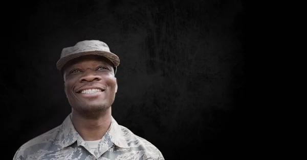 Boldog katona ember állandó fekete háttér ellenében — Stock Fotó