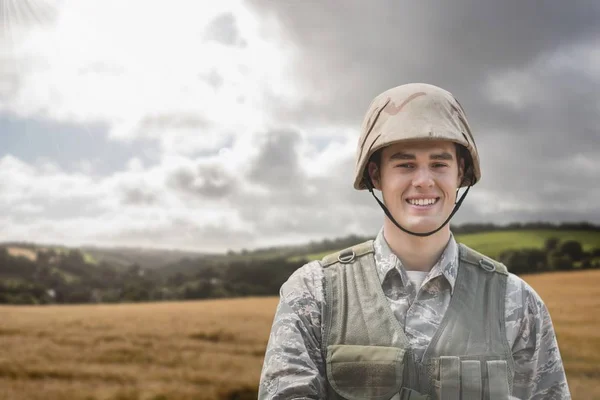 Ευτυχής στρατιώτη άνθρωπος στέκεται πεδίο φόντο — Φωτογραφία Αρχείου