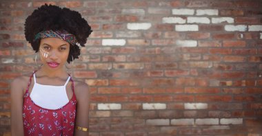 Ayakta ve kameraya bakarak hippi kadın