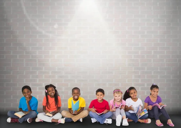 Kindergruppe sitzt vor Ziegel — Stockfoto