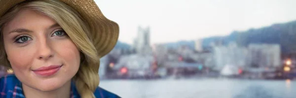 Kameraya gülümseyen güneş şapkalı kadın — Stok fotoğraf