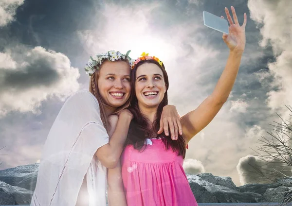 Mulheres tirando foto selfie casual — Fotografia de Stock