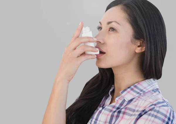 Žena pomocí astmatický inhalátor — Stock fotografie