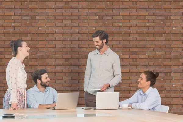 Geschäftsleute im Gespräch — Stockfoto